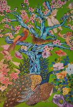korriger-alter blauer Baum, mit grünem Hintergrund und weißen, gelben und rosa Blüten . Vor dem Baum ein prachtvoller Pfau, im Baum ein Rebhuhn und weiße Kakadusauund Vögel
